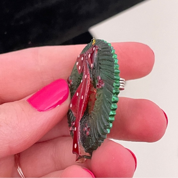 Vintage Plastic Christmas Winter Holiday Festive CottageCore Wreath Pin / Brooch - Picture 3 of 8